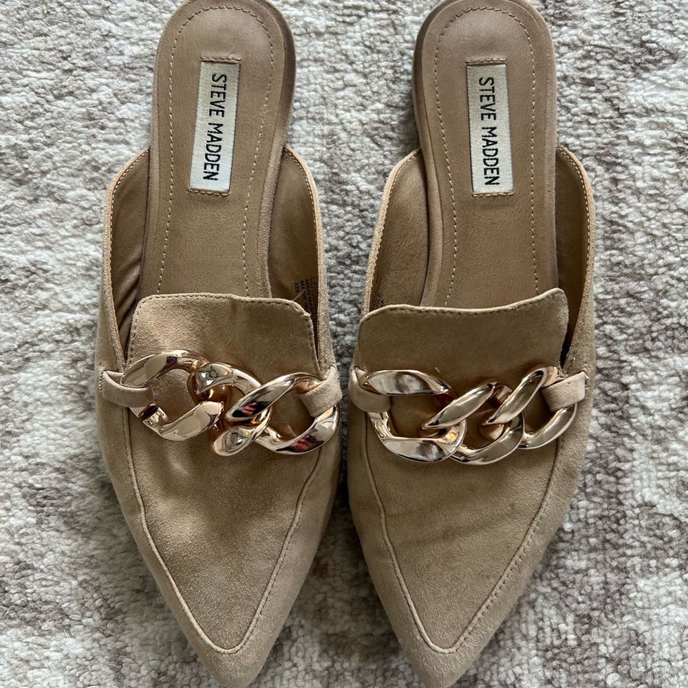 Steve Madden Tan Mules with Gold Chain